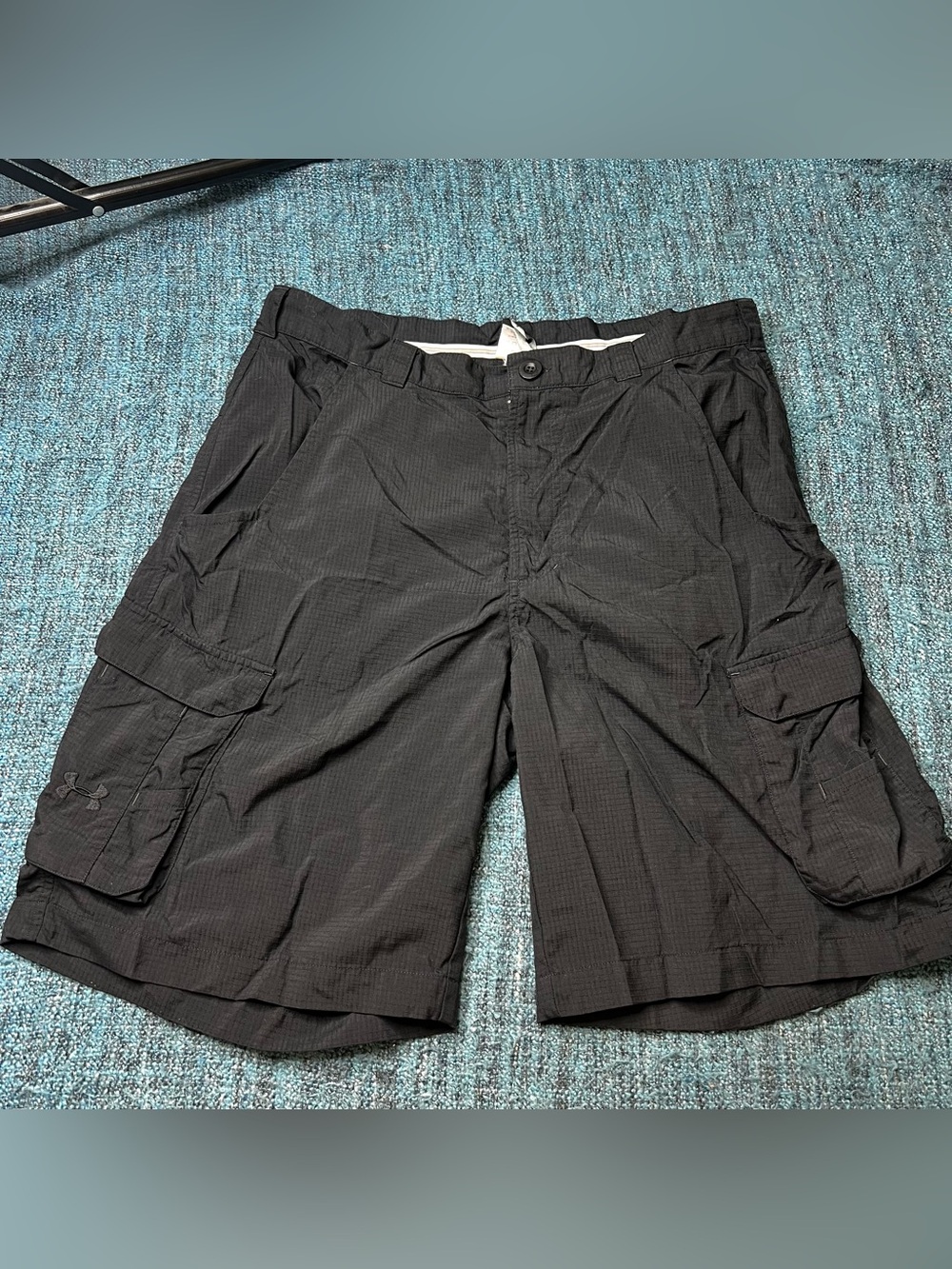 Under Armour Nylon Cargo Shorts in Black Men's Size 34 with 9" Inseam Outdoor